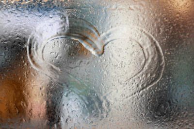 Zamlžené sklo se srdcem - symbol mlžení brýlí v zimě